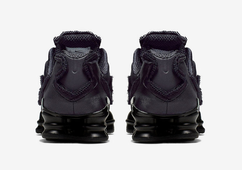 Le modèle baskets  Nike Shox TL Femme illustre l’engagement de Nike pour l'innovation et le design avant-gardiste.