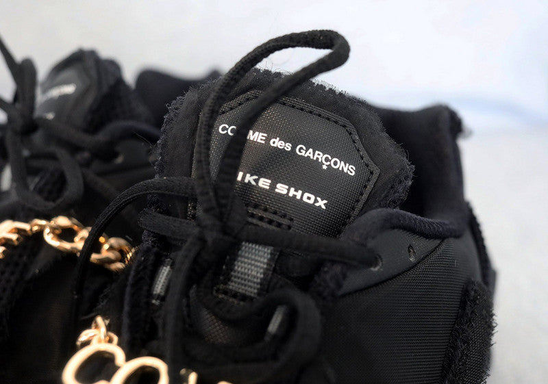 Le modèle baskets  Nike Shox TL Femme illustre l’engagement de Nike pour l'innovation et le design avant-gardiste.