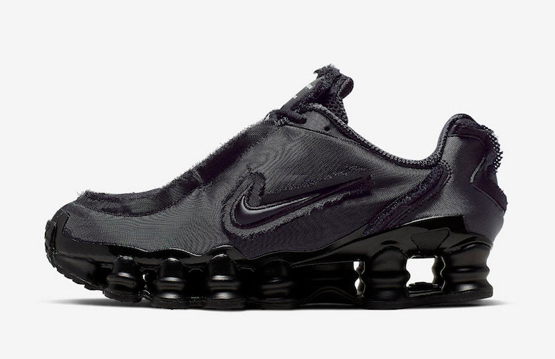 Le modèle baskets  Nike Shox TL Femme illustre l’engagement de Nike pour l'innovation et le design avant-gardiste.