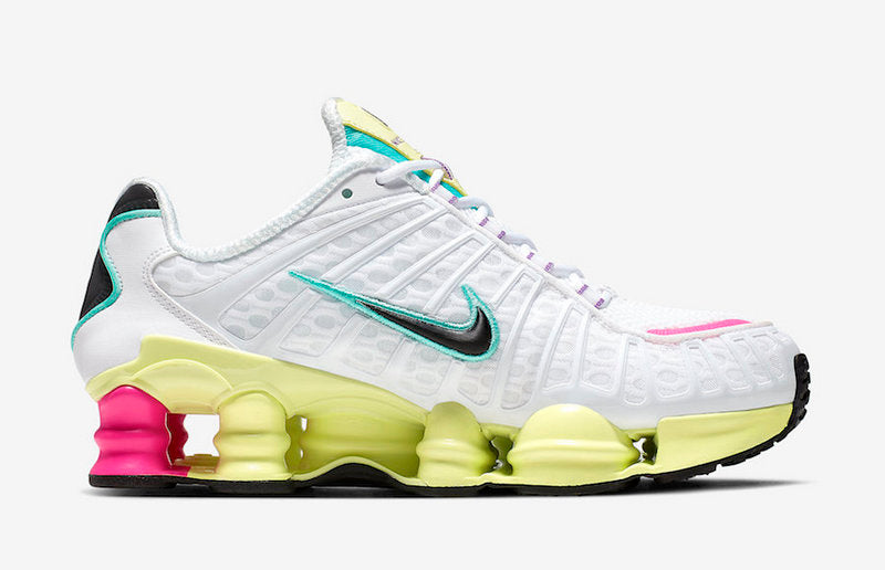 Le modèle baskets  Nike Shox TL Femme illustre l’engagement de Nike pour l'innovation et le design avant-gardiste.