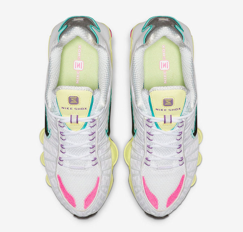 Le modèle baskets  Nike Shox TL Femme illustre l’engagement de Nike pour l'innovation et le design avant-gardiste.