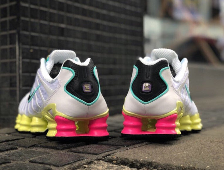 Le modèle baskets  Nike Shox TL Femme illustre l’engagement de Nike pour l'innovation et le design avant-gardiste.