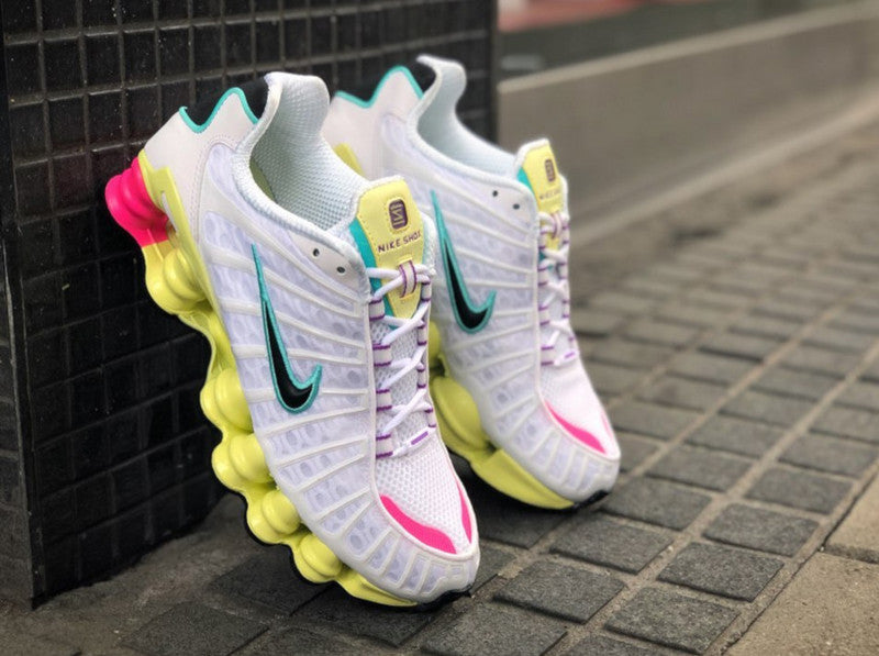 Le modèle baskets  Nike Shox TL Femme illustre l’engagement de Nike pour l'innovation et le design avant-gardiste.