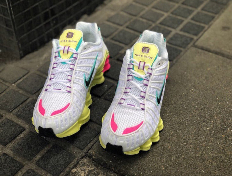Le modèle baskets  Nike Shox TL Femme illustre l’engagement de Nike pour l'innovation et le design avant-gardiste.