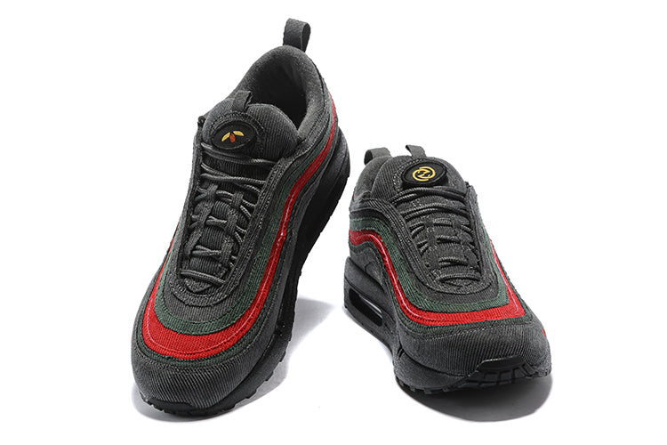 Les baskets Nike Air Max 1 Femme incarnent l’héritage emblématique de la marque Nike, combinant un design intemporel avec des touches modernes.