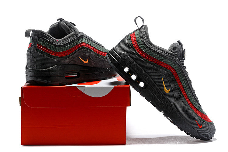 Les baskets Nike Air Max 1 Femme incarnent l’héritage emblématique de la marque Nike, combinant un design intemporel avec des touches modernes.