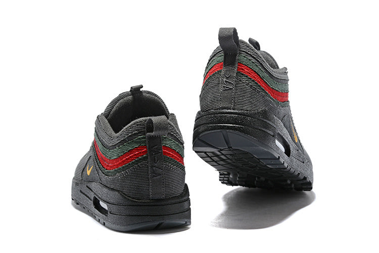 Les baskets Nike Air Max 1 Femme incarnent l’héritage emblématique de la marque Nike, combinant un design intemporel avec des touches modernes.