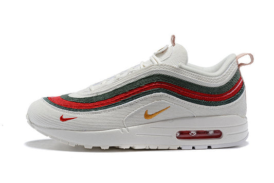Les baskets Nike Air Max 1 Femme incarnent l’héritage emblématique de la marque Nike, combinant un design intemporel avec des touches modernes.