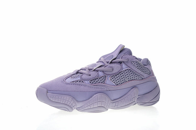 Les baskets Adidas Yeezy 500 Femme, issues de la collaboration entre Adidas et Kanye West, sont emblématiques pour leur design audacieux et leur confort inégalé.