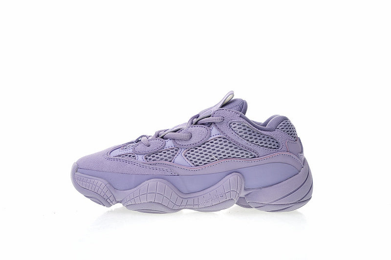 Les baskets Adidas Yeezy 500 Femme, issues de la collaboration entre Adidas et Kanye West, sont emblématiques pour leur design audacieux et leur confort inégalé.