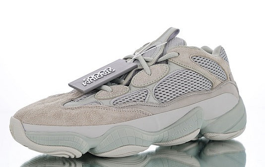 Les baskets Adidas Yeezy 500 Femme, issues de la collaboration entre Adidas et Kanye West, sont emblématiques pour leur design audacieux et leur confort inégalé.