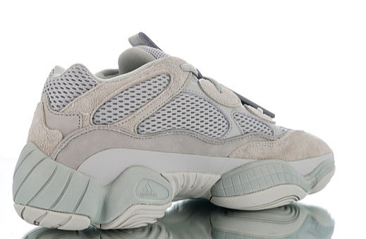 Les baskets Adidas Yeezy 500 Femme, issues de la collaboration entre Adidas et Kanye West, sont emblématiques pour leur design audacieux et leur confort inégalé.