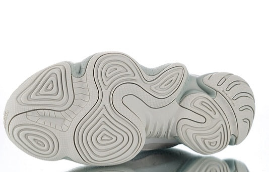 Les baskets Adidas Yeezy 500 Femme, issues de la collaboration entre Adidas et Kanye West, sont emblématiques pour leur design audacieux et leur confort inégalé.