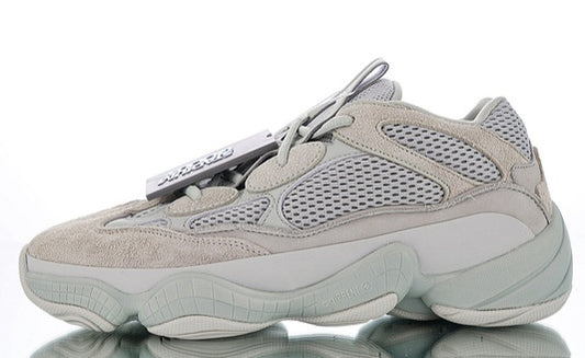 Les baskets Adidas Yeezy 500 Femme, issues de la collaboration entre Adidas et Kanye West, sont emblématiques pour leur design audacieux et leur confort inégalé.