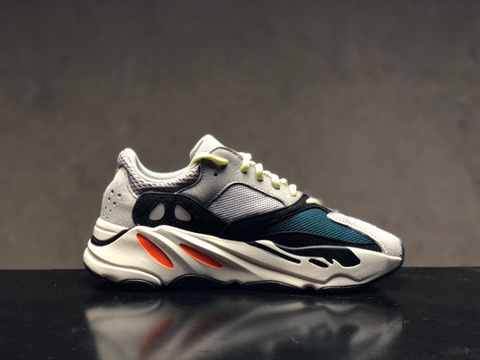 Les Adidas Yeezy 700 Femme. Issues de la collaboration entre Adidas et Kanye West.Sont emblématiques pour leur design audacieux et leur confort inégalé.