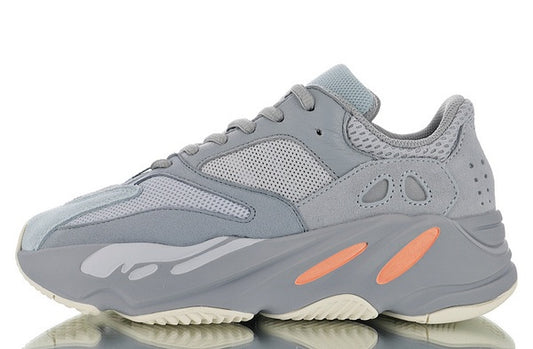 Les sneakers Adidas Yeezy 700 Femme. Issues de la collaboration entre Adidas et Kanye West, sont emblématiques pour leur design.