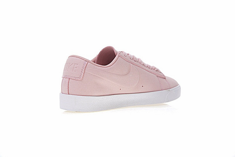 Résultats de l'évolution emblématique de la ligne Nike, les Nike Blazer Low 40 sont un témoignage de l'engagement de Nike à combiner style et innovation.