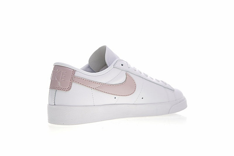 Résultats de l'évolution emblématique de la ligne Nike, les Nike Blazer Low 40 sont un témoignage de l'engagement de Nike à combiner style et innovation.