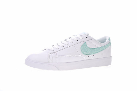 Résultats de l'évolution emblématique de la ligne Nike, les Nike Blazer Low 40 sont un témoignage de l'engagement de Nike à combiner style et innovation.