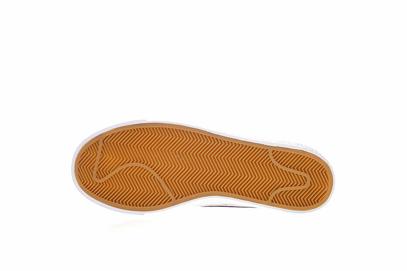Résultats de l'évolution emblématique de la ligne Nike, les Nike Blazer Low 40 sont un témoignage de l'engagement de Nike à combiner style et innovation.