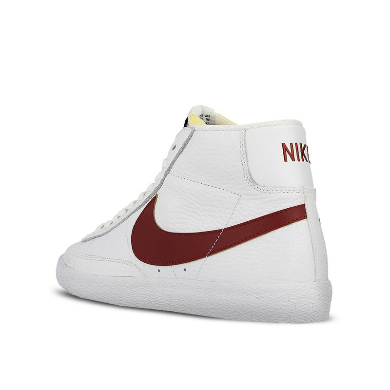 Résultats de l'évolution emblématique de la ligne Nike, les Nike Blazer Mid sont un témoignage de l'engagement de Nike à combiner style et innovation.