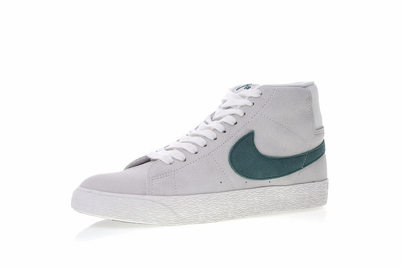 Résultats de l'évolution emblématique de la ligne Nike, les Nike Blazer Mid sont un témoignage de l'engagement de Nike à combiner style et innovation.