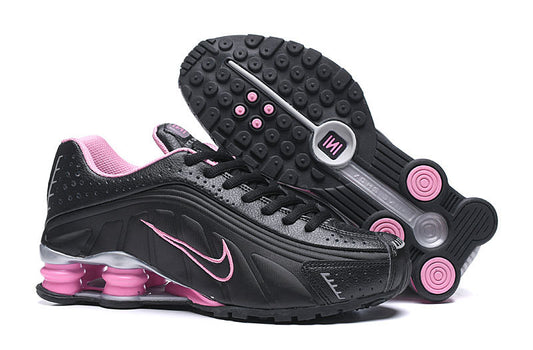 Les baskets Nike Shox R4 Femme incarnent l'innovation et le style distinctif de la gamme Shox de Nike.