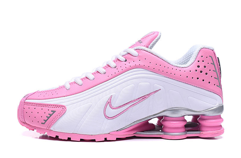 Les baskets Nike Shox R4 Femme incarnent l'innovation et le style distinctif de la gamme Shox de Nike.