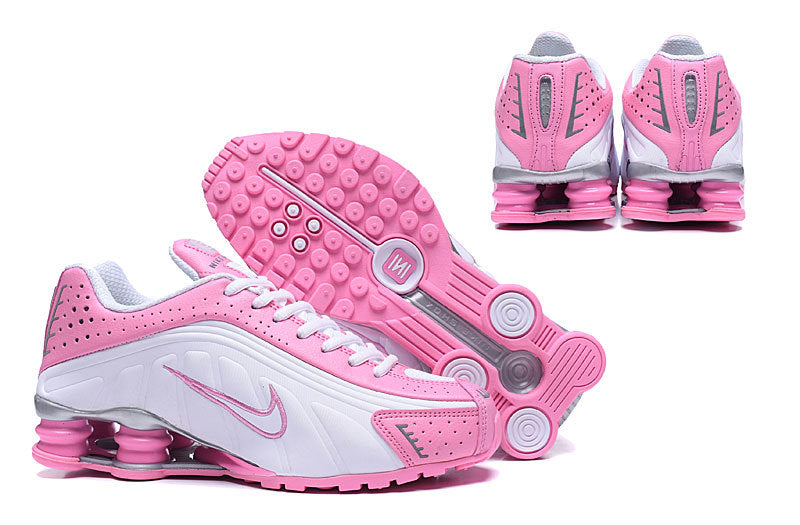 Les baskets Nike Shox R4 Femme incarnent l'innovation et le style distinctif de la gamme Shox de Nike.