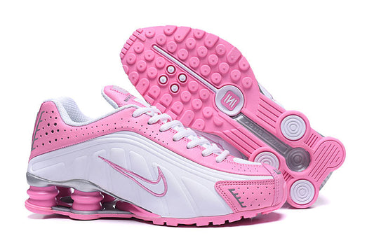 Les baskets Nike Shox R4 Femme incarnent l'innovation et le style distinctif de la gamme Shox de Nike.