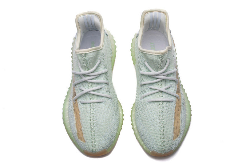 Les  Adidas Yeezy 350 Boost V2 Mono Mist Femme ,  entre Adidas et Kanye West, sont emblématiques pour leur design innovant et leur confort inégalé.