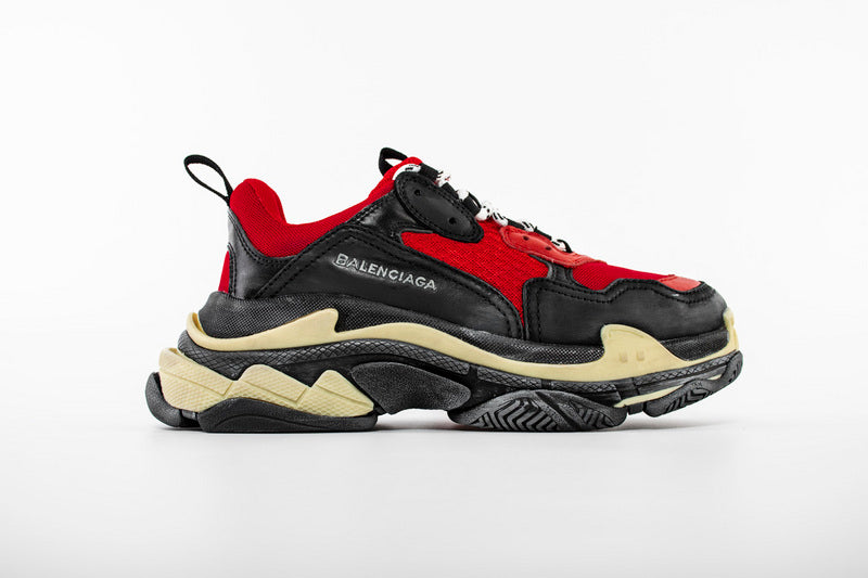 les sneakers Balenciaga Triple S "Beige Green Yellow" Femme sont un témoignage de l'engagement de Balenciaga à combiner style et innovation.