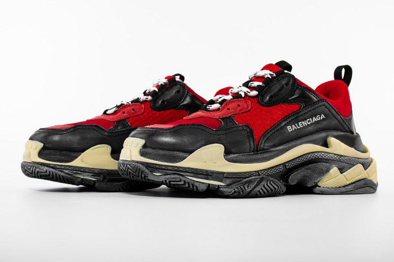 les sneakers Balenciaga Triple S "Beige Green Yellow" Femme sont un témoignage de l'engagement de Balenciaga à combiner style et innovation.