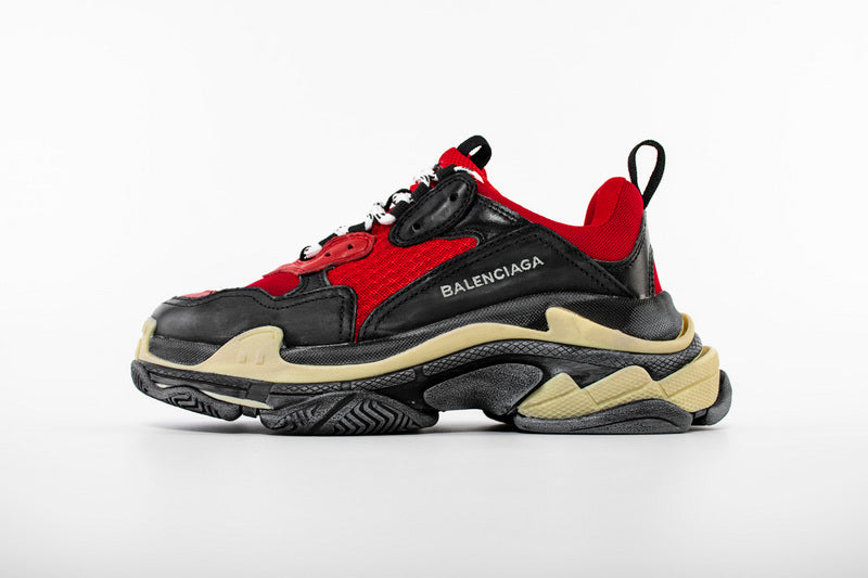les sneakers Balenciaga Triple S "Beige Green Yellow" Femme sont un témoignage de l'engagement de Balenciaga à combiner style et innovation.