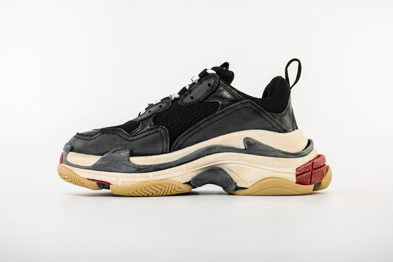 les sneakers Balenciaga Triple S "Beige Green Yellow" Femme sont un témoignage de l'engagement de Balenciaga à combiner style et innovation.