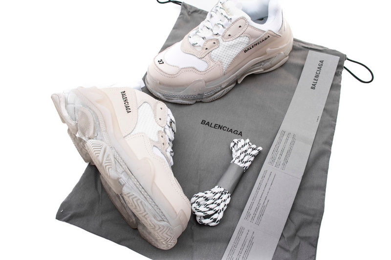 les sneakers Balenciaga Triple S "Beige Green Yellow" Femme sont un témoignage de l'engagement de Balenciaga à combiner style et innovation.