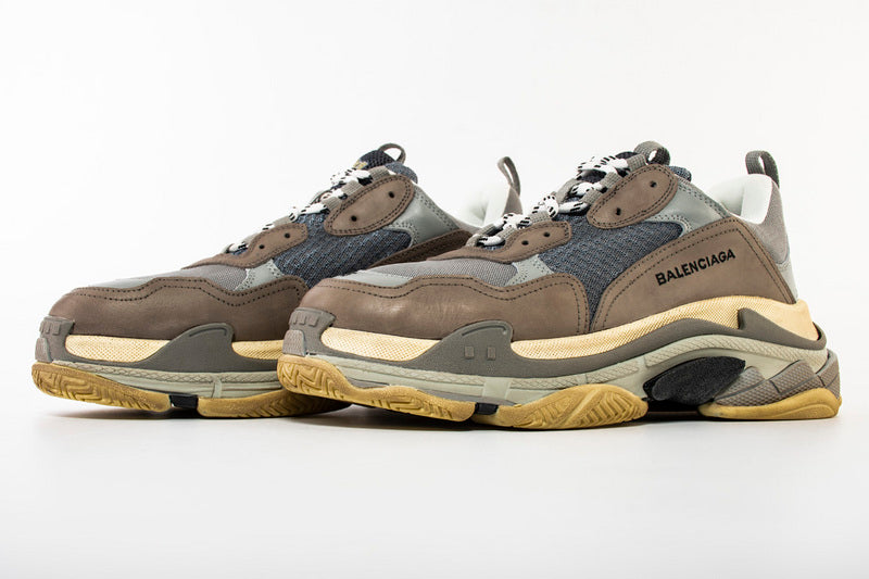 les sneakers Balenciaga Triple S "Beige Green Yellow" Femme sont un témoignage de l'engagement de Balenciaga à combiner style et innovation.