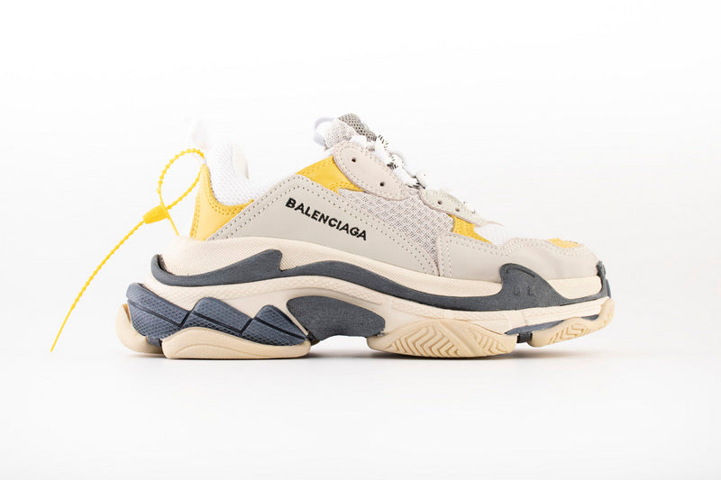 les sneakers Balenciaga Triple S "Beige Green Yellow" Femme sont un témoignage de l'engagement de Balenciaga à combiner style et innovation.