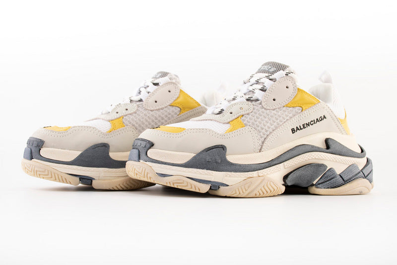 les sneakers Balenciaga Triple S "Beige Green Yellow" Femme sont un témoignage de l'engagement de Balenciaga à combiner style et innovation.