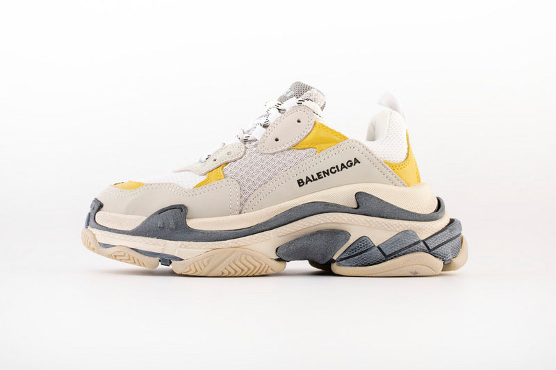 les sneakers Balenciaga Triple S "Beige Green Yellow" Femme sont un témoignage de l'engagement de Balenciaga à combiner style et innovation.
