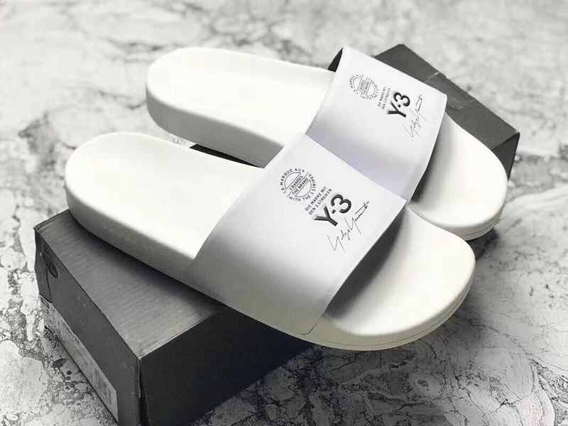 Les sandales claquettes Adidas sont un incontournable pour ceux qui recherchent un mélange parfait entre confort et style décontracté.