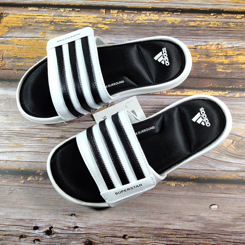 Les sandales claquettes Adidas sont un incontournable pour ceux qui recherchent un mélange parfait entre confort et style décontracté.