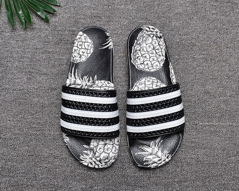 Les sandales claquettes Adidas sont un incontournable pour ceux qui recherchent un mélange parfait entre confort et style décontracté.