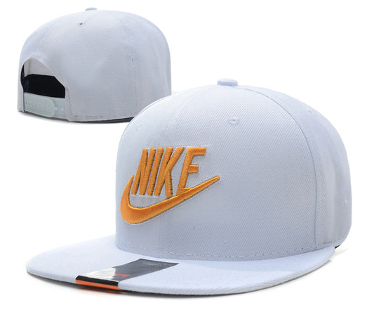 Les casquettes snapback Nike combinent parfaitement un design moderne et une fonctionnalité optimale, idéales pour un look sportif et urbain.