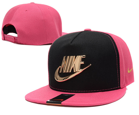 Les casquettes snapback Nike combinent parfaitement un design moderne et une fonctionnalité optimale, idéales pour un look sportif et urbain.