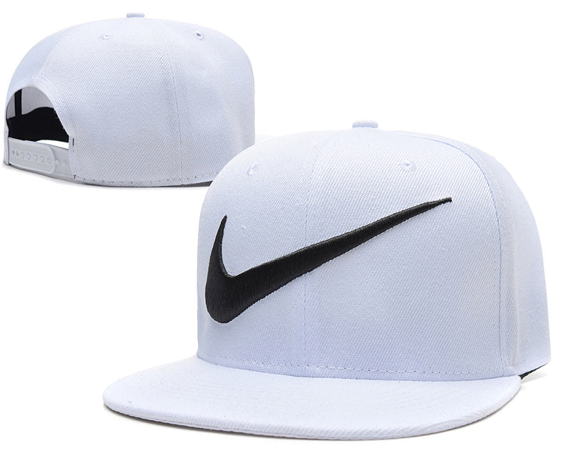 Les casquettes snapback Nike combinent parfaitement un design moderne et une fonctionnalité optimale, idéales pour un look sportif et urbain.