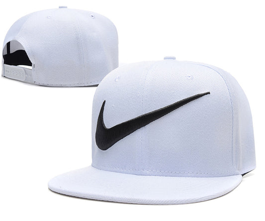 Les casquettes snapback Nike combinent parfaitement un design moderne et une fonctionnalité optimale, idéales pour un look sportif et urbain.
