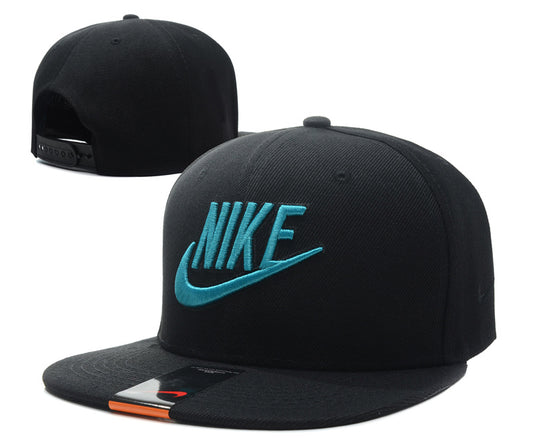 Les casquettes snapback Nike combinent parfaitement un design moderne et une fonctionnalité optimale, idéales pour un look sportif et urbain.