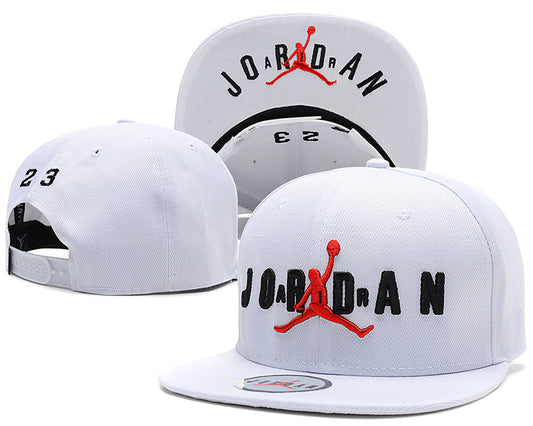 Les casquettes air Jordan incarnent l’héritage de la légende Michael Jordan, offrant un mélange parfait entre performance et style urbain.