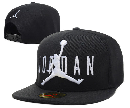 Les casquettes air Jordan incarnent l’héritage de la légende Michael Jordan, offrant un mélange parfait entre performance et style urbain.